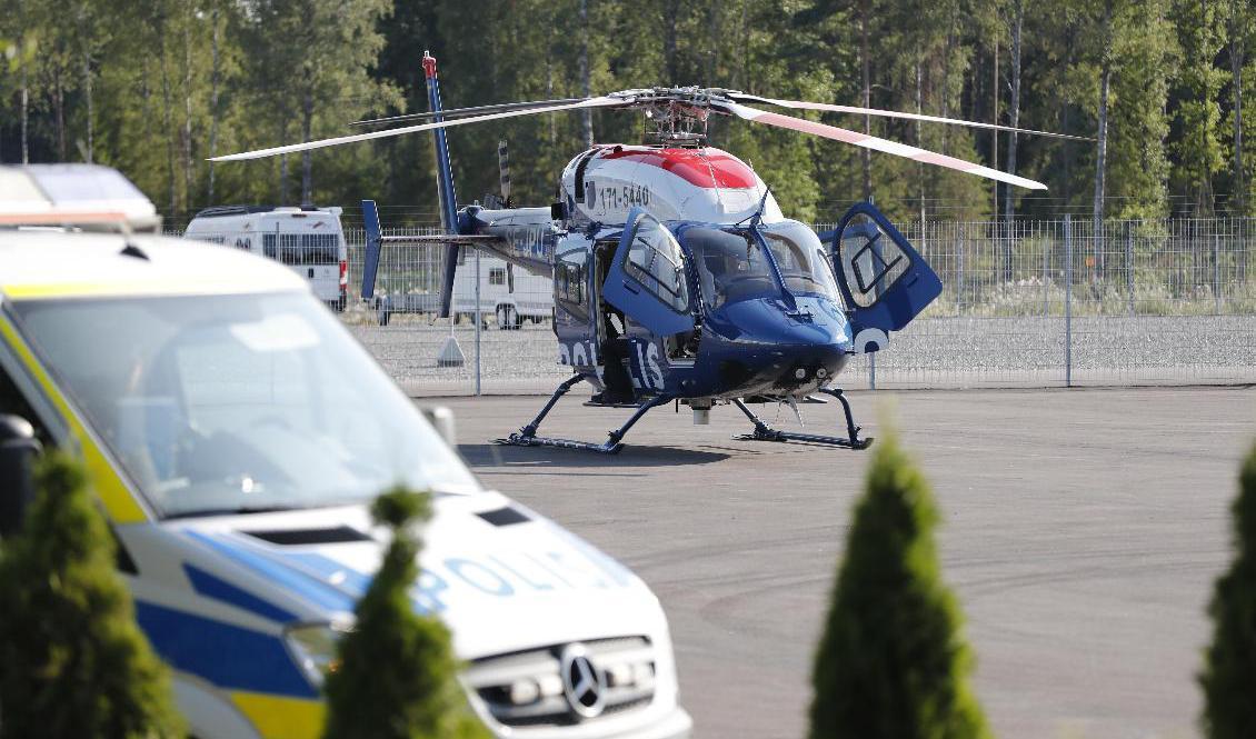 Efter en stor insats på Hällbyfängelset utanför Eskilstuna där två morddömda fångar tagit två ur personalen som gisslan slutade det hela utan allvarliga skador. Foto: Christine Olsson/TT