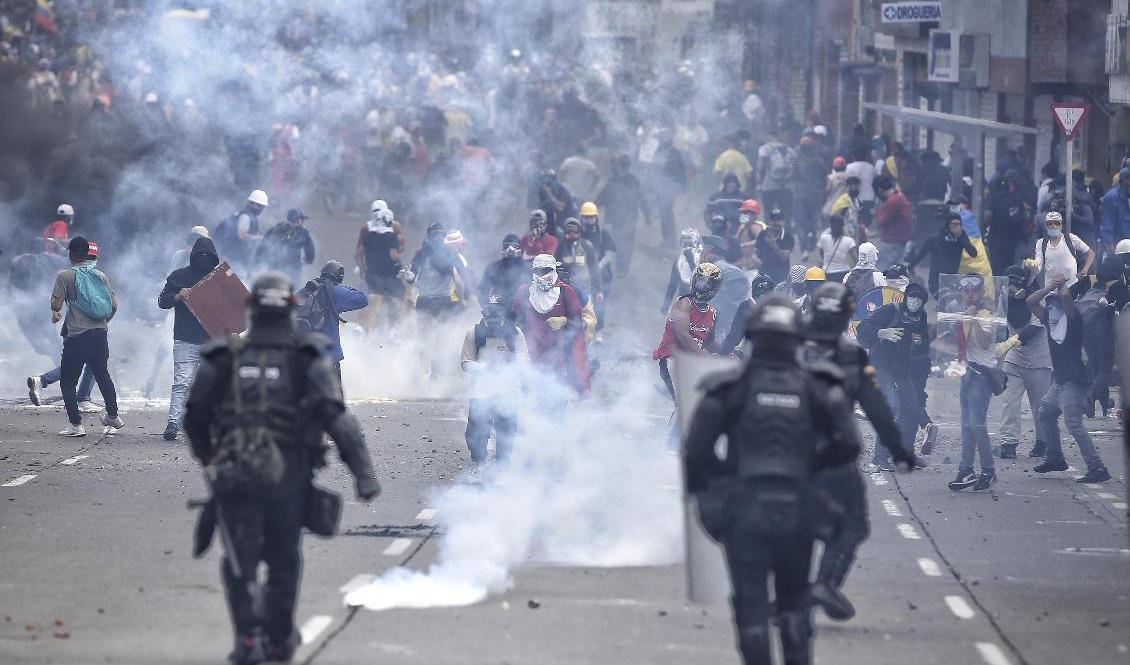 Polis och demonstranter drabbar samman i Cali i Colombia. Foto: Andres Gonzalez/AP/TT