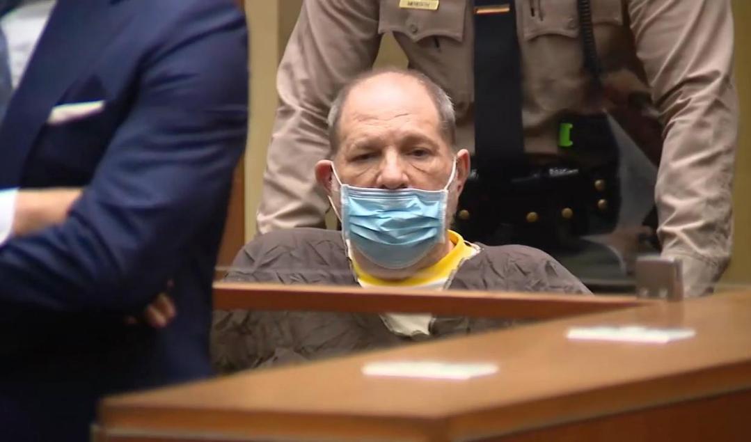 Harvey Weinstein vid en ny rättegång i Los Angeles den 21 juli. Den 69-årige filmmogulen och dömde våldtäktsmannen nekar nu till fyra våldtäkter. Foto: KABC/Pool Photo/AP