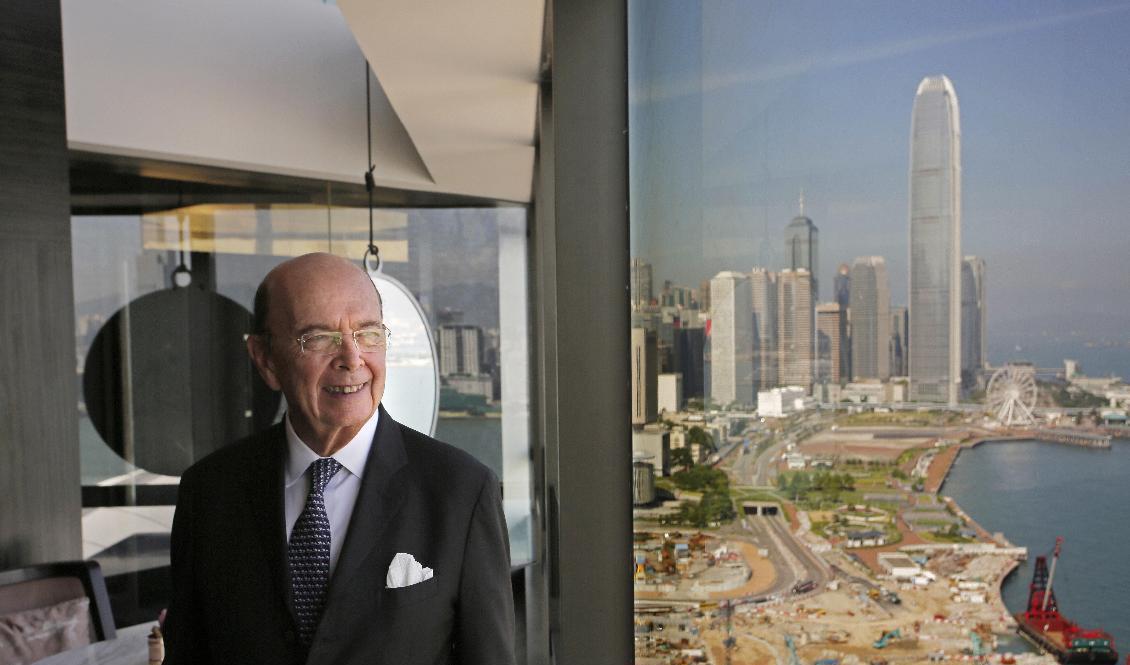 Kina har utfärdat sanktioner mot bland andra USA:s forne handelsminister Wilbur Ross, här på bild i Hongkong 2017. Foto: Vincent Yu/AP/TT