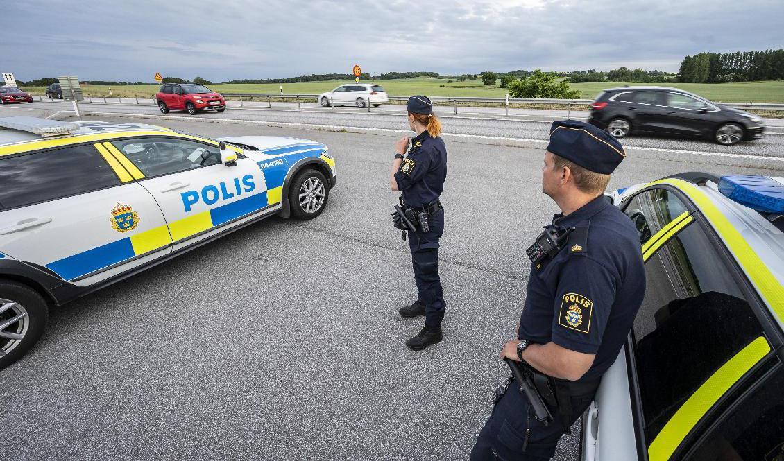 Polisen hårdbevakar E65 där någon eller flera personer under en månad har kastat stenar mot danskregisterade fordon. Arkivbild. Foto: Johan Nilsson/TT