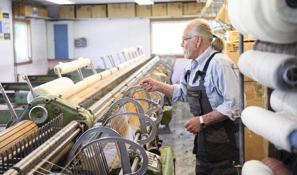 Börje Norberg vid spinneriets Spinning Jenny – den enda av sitt slag som är i bruk i Sverige. Foto: Henrik Montgomery/TT