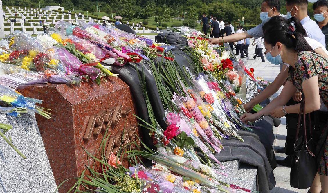 Nordkoreaner lägger blombuketter vid en krigskyrkogård i huvudstaden Pyongyang, på årsdagen av vapenstilleståndsavtalet med Sydkorea 1953. Foto: Jon Chol Jin/AP/TT
