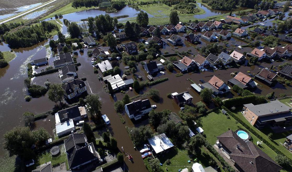 När SMHI varnar för stora regnmängder kan du som bor i ett utsatt område täta källarfönster och ventiler, lyder uppmaningen från räddningstjänsten. Arkivbild. Foto: Johan Nilsson/TT