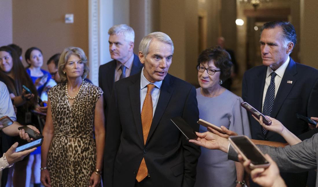 Senator Rob Portman och en grupp förhandlare från Republikanerna efter beskedet att senatorer i USA-kongressen kommit överens om en gigantisk infrastruktursatsning. Foto: J Scott Applewhite/AP/TT
