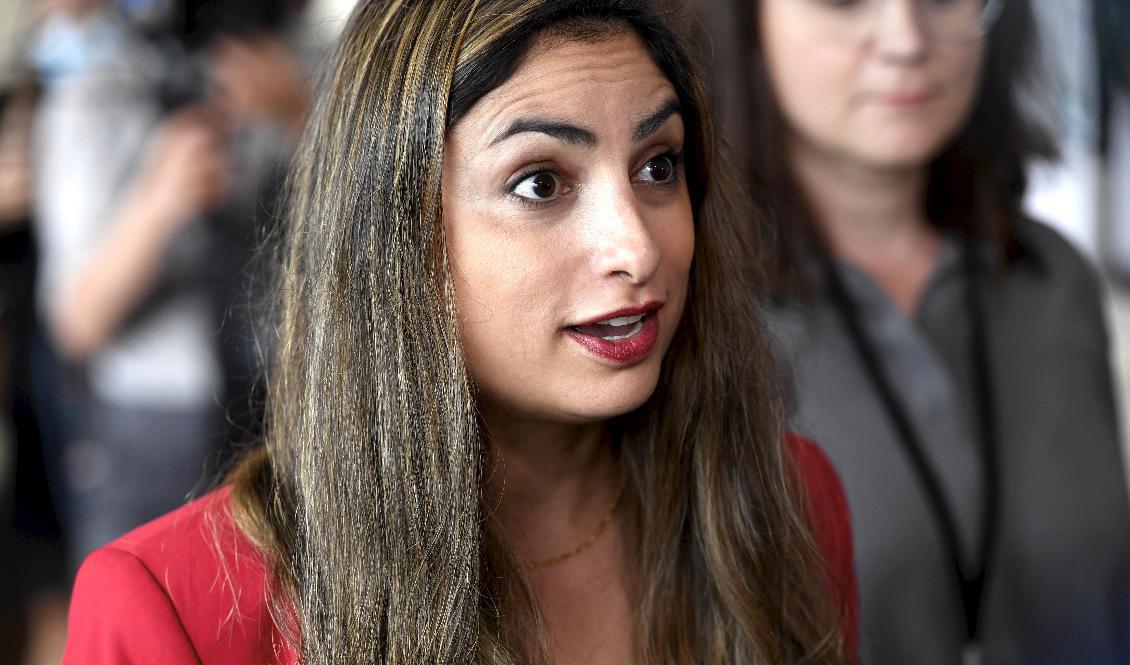 Vänsterledaren Nooshi Dadgostars parti får 13,3 procent av väljarstödet i en partisympatiundersökning från Novus som gjorts under en vecka i slutet av juli. Arkivbild. Foto: Stina Stjernkvist/TT