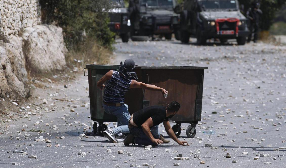 Palestinier drabbar samman med israeliska styrkor efter en begravning av en tolvårig pojke på Västbanken på torsdagen. Foto: Majdi Mohammed/AP/TT