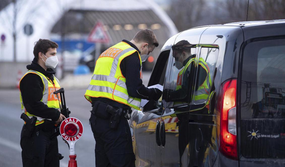 Tysk polis kontrollerar inresande från Österrike. Arkivbild. Foto: Sven Hoppe/AP/TT