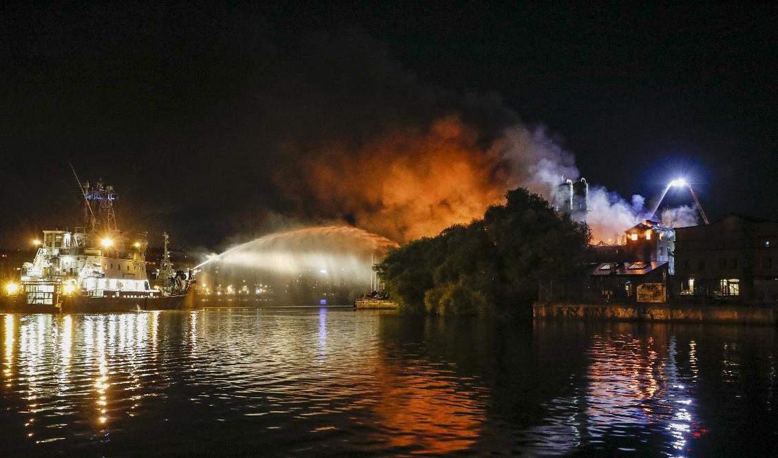 Kustbevakningen är på plats och bistår med släckningsarbetet vid en brand vid Liljeholmen i Stockholm. Foto: Christine Olsson/TT