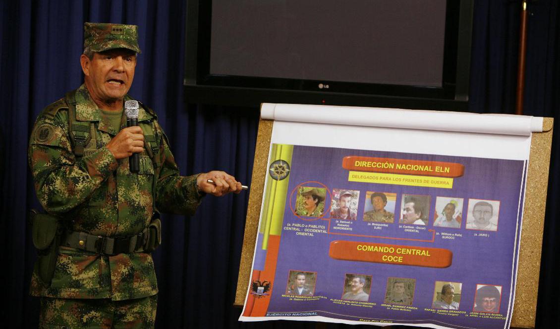 Colombias dåvarande överbefälhavare Mario Montoya leder en presskonferens 2008 om striden mot vänstergerillan ELN. Foto: Christian Escobar Mora/TT