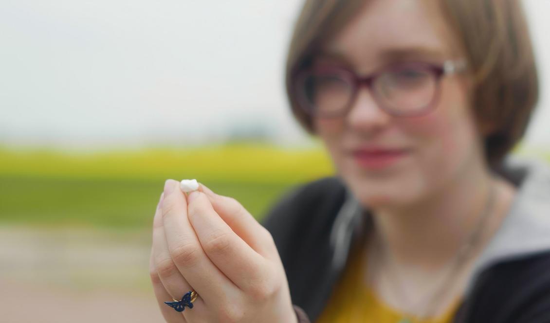 Ines Roos Bengtsson visar upp en tand som visade sig vara 2 100 år gammal. Foto: Uppåkrastiftelsen