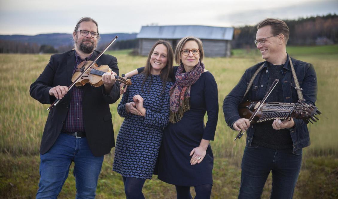 

Kvartetten Breda Gatan (sång, fiol och nyckelharpa) som bildades 2019 var en av de medverkande grupperna på Korrö folkmusikfestival. Foto: Ida Frid                                                                                        