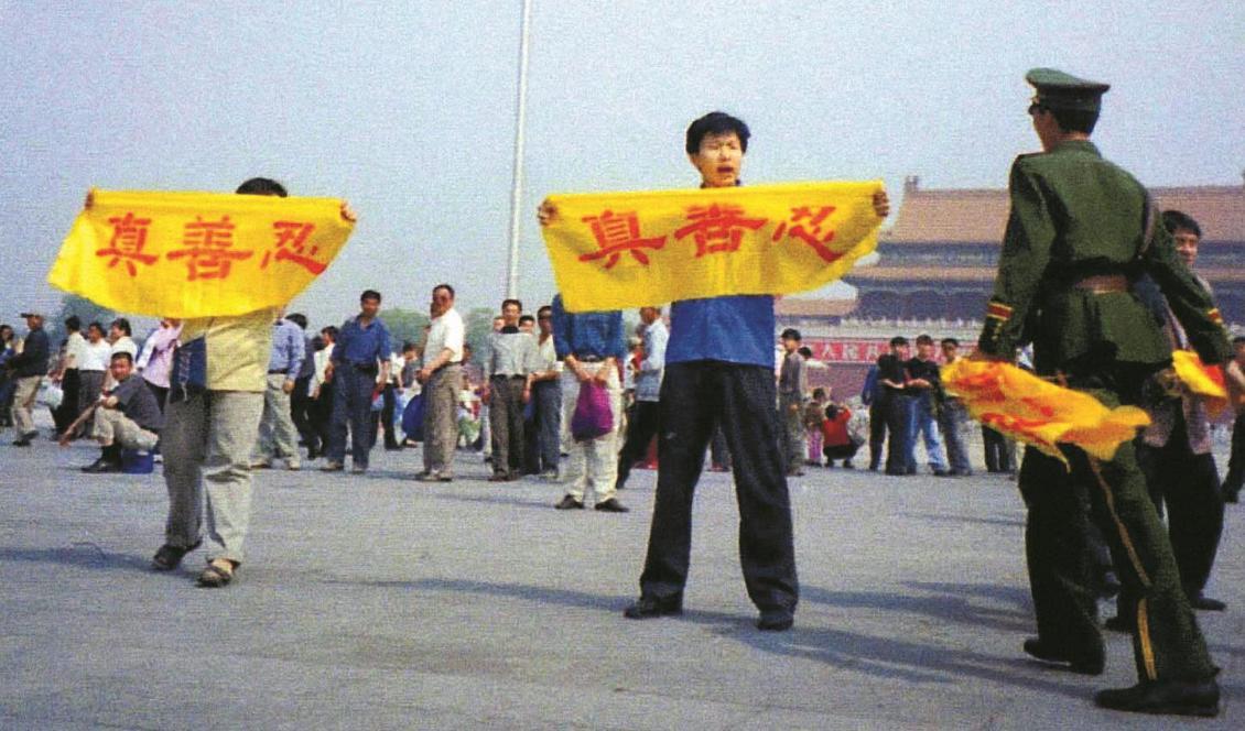 

Falun Gong-utövare håller upp banderoller med de kinesiska tecknen för ”sanning, godhet, tålamod” på Himmelska fridens torg i Peking. Strax efter att bilden togs greps de. Foto: minghui.org                                                                                        
