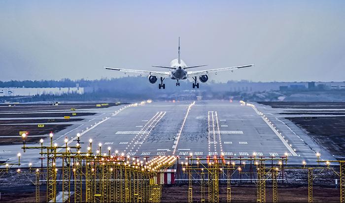 Ett flygplan är på väg att landa. Foto: Transportstyrelsen