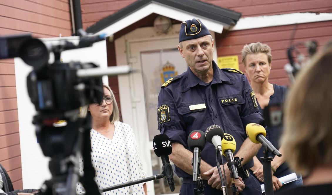 Lokalpolisområdeschef Anders Olofsson vid onsdagens pressträff. I bakgrunden Pernilla Åström, förundersökningsledare och Erika Wetterlöf, tillförordnad polisområdeschef i nordöstra Skåne. Foto: Johan Nilsson/TT