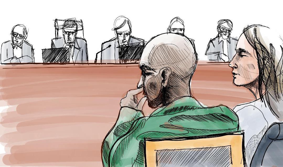 Illustration av Yasin Mahamoud och advokaten Frida Wallin från huvudförhandlingen som ägde rum i säkerhetssalen i Stockholms tingsrätt. Foto: Johan Hallnäs/TT