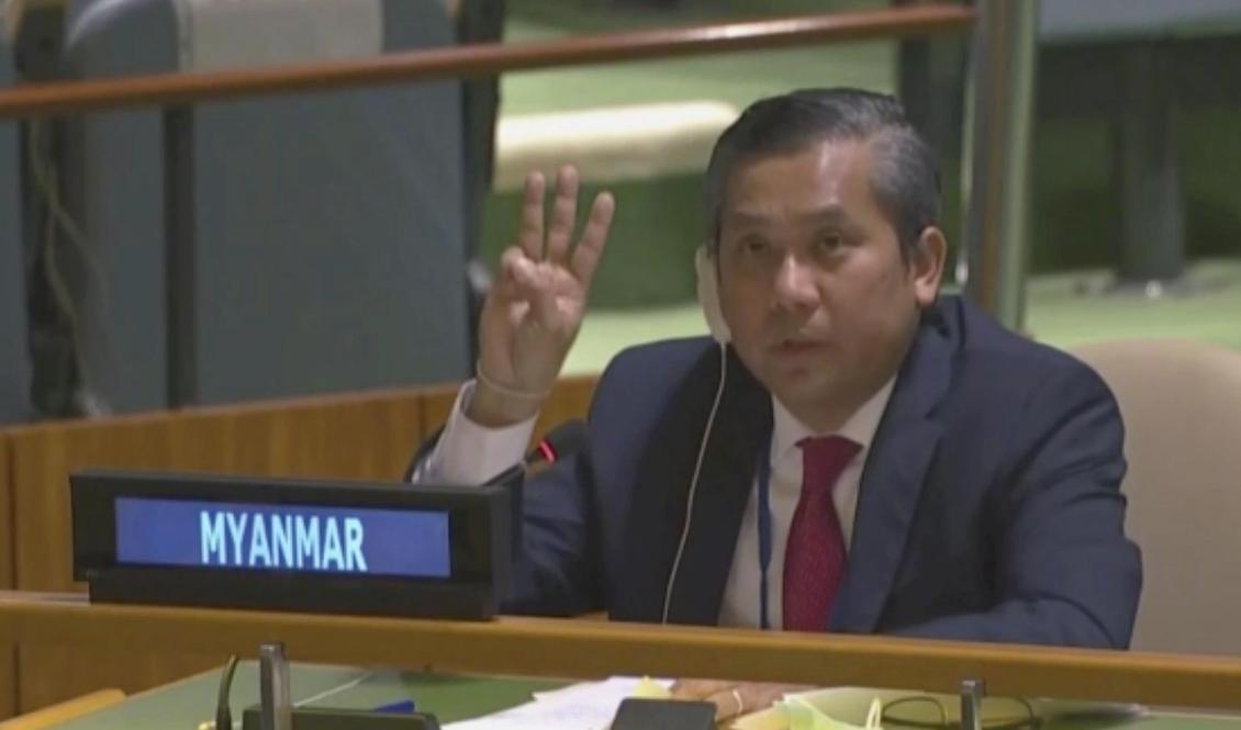 Ambassadören Kyaw Moe Tun höll upp tre fingrar i en gest som används av proteströrelsen i demonstrationerna mot Myanmars militärjunta, vid ett tal i FN:s generalförsamling i februari. Foto: AP/TT