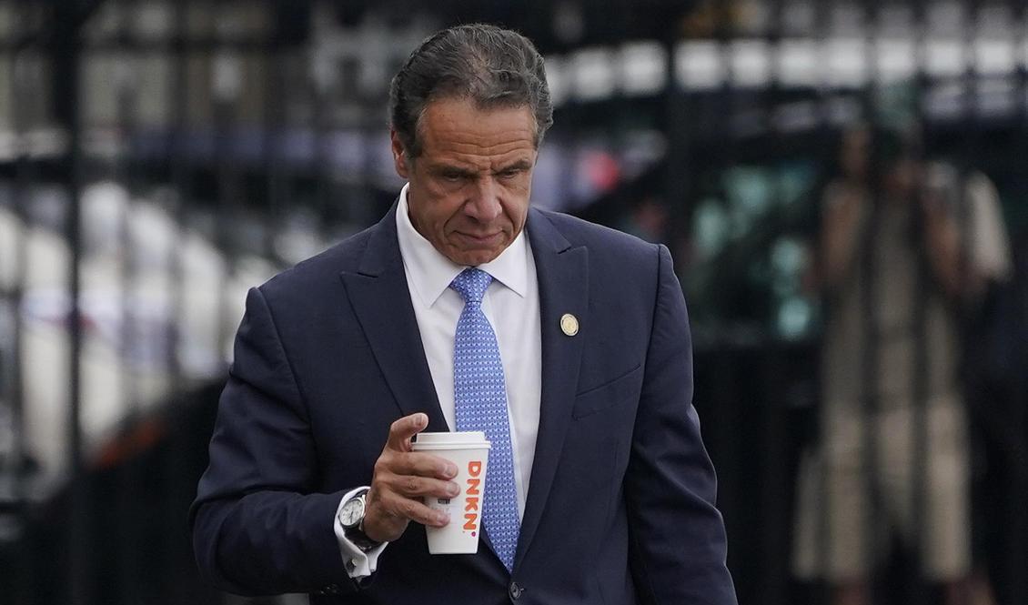 Andrew Cuomo lämnar kontoret efter att ha aviserat sin avgång. Foto: Seth Wenig/AP/TT