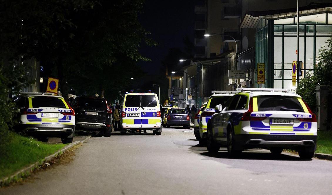 Två män har avlidit efter att ha hittats skottskadade vid ett bostadshus i Tensta i nordvästra Stockholm. Foto: Stefan Jerrevång/TT