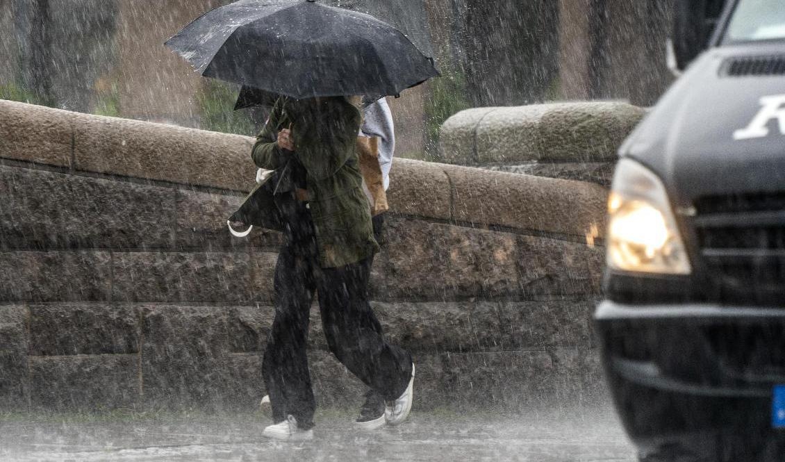 Stora regnmängder fallit över Sverige det senaste dygnet. Här trotsar folk i Malmö skyfallet under tisdagen. Foto: Johan Nilsson/TT