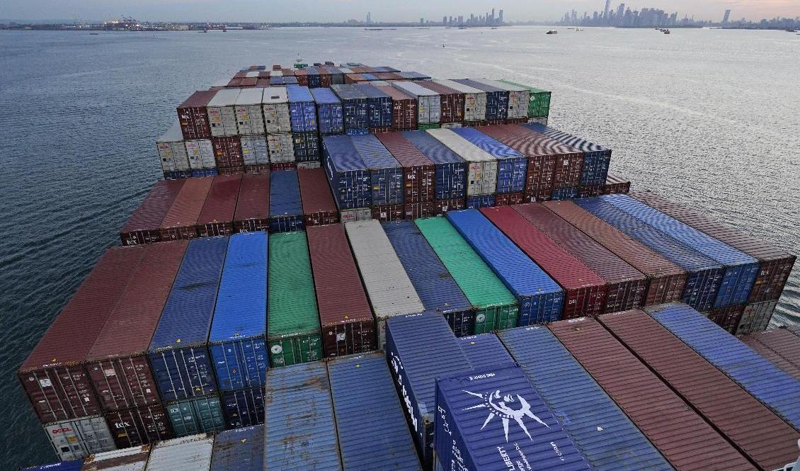 Ett containerfartyg anländer i New York. Bild i juni. Foto: Seth Wenig/AP/TT