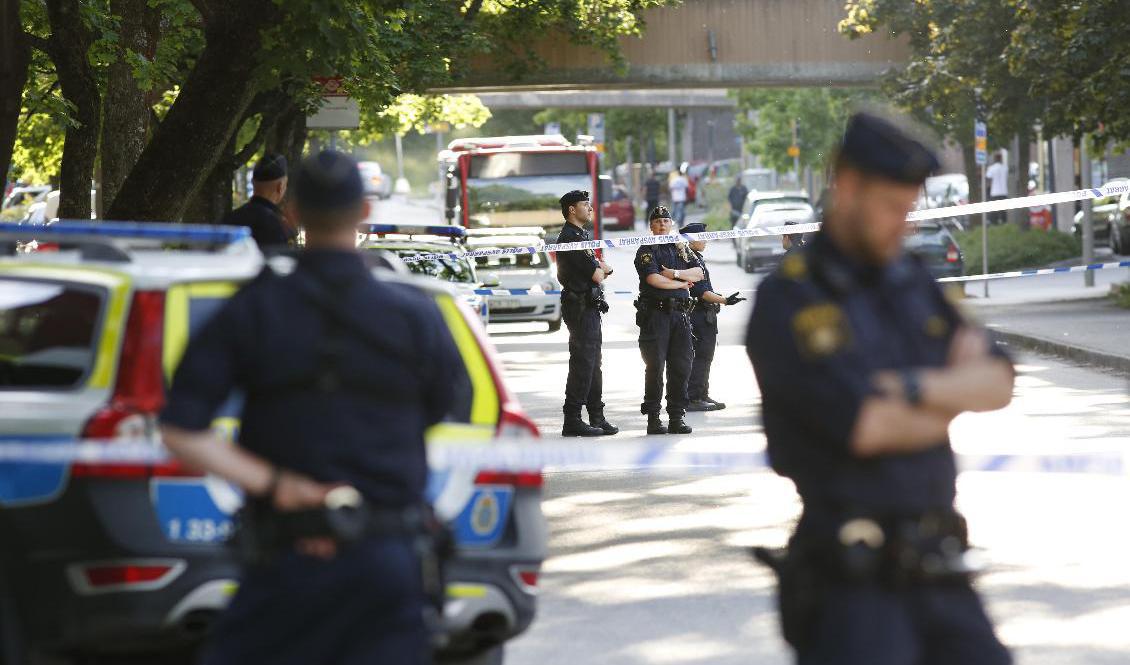 Polisens avspärrning vid Tensta allé i nordvästra Stockholm där en person dödats och en skadats allvarligt i en skottlossning 2016. Arkivbild. Foto: Johan Jeppsson/TT