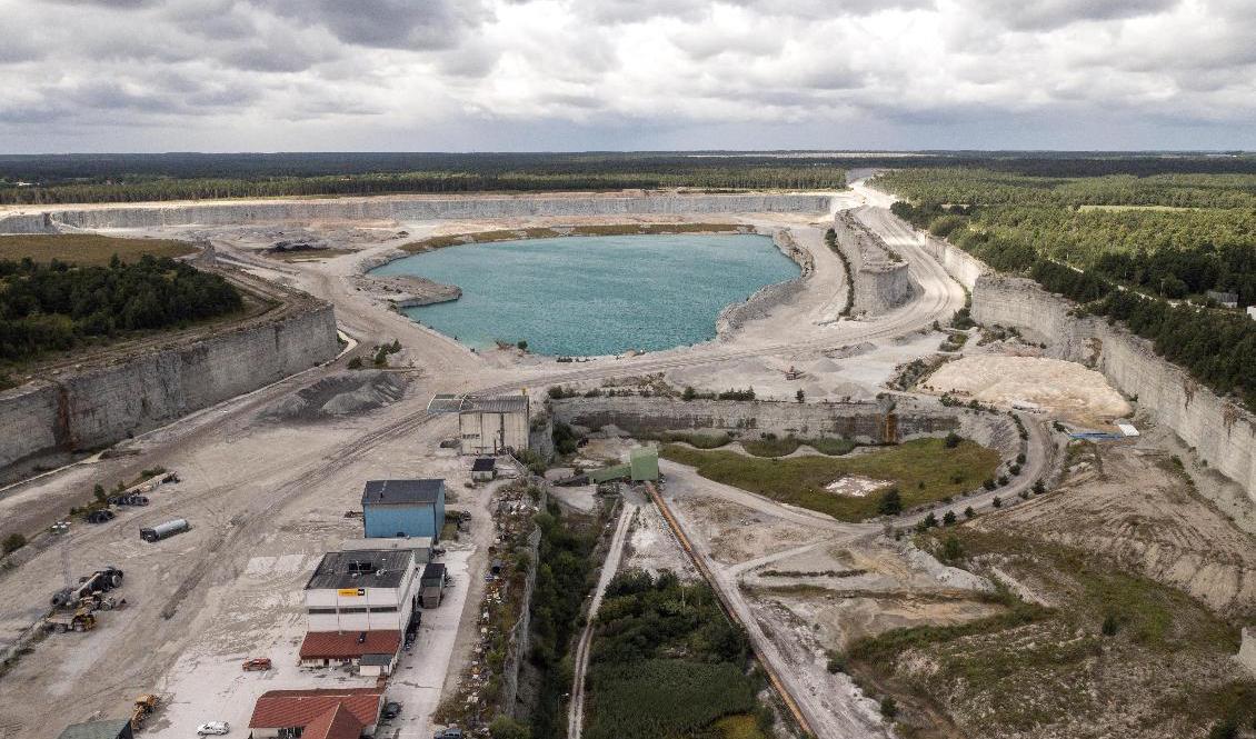 Om inte regeringen får ett tillfälligt undantag från miljöbalken på plats hotas Sverige av cementkris när Cementas tillstånd för kalkbrytningen i Slite löper ut i oktober. Arkivbild. Foto: Karl Melander/TT