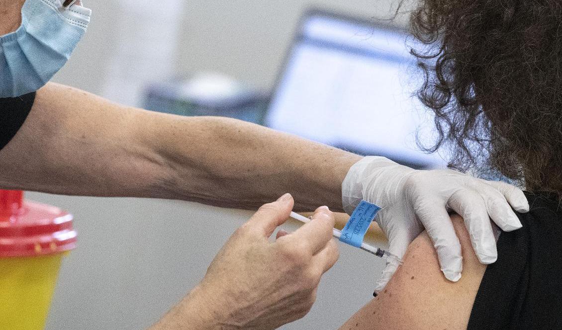 Läkemedelsverket har hittills granskat en tiondel av alla rapporter om biverkningar av covidvaccinet som kommit in. Arkivbild. Foto: Johan Nilsson/TT