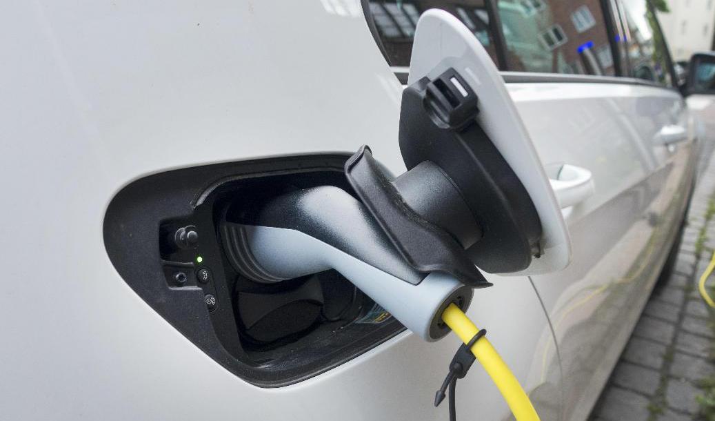 Om alla elbilsägare i ett villaområde kommer hem och ska ladda bilen samtidigt kan elnätet få svårt att räcka till. Foto: Gorm Kallestad/NTB/TT