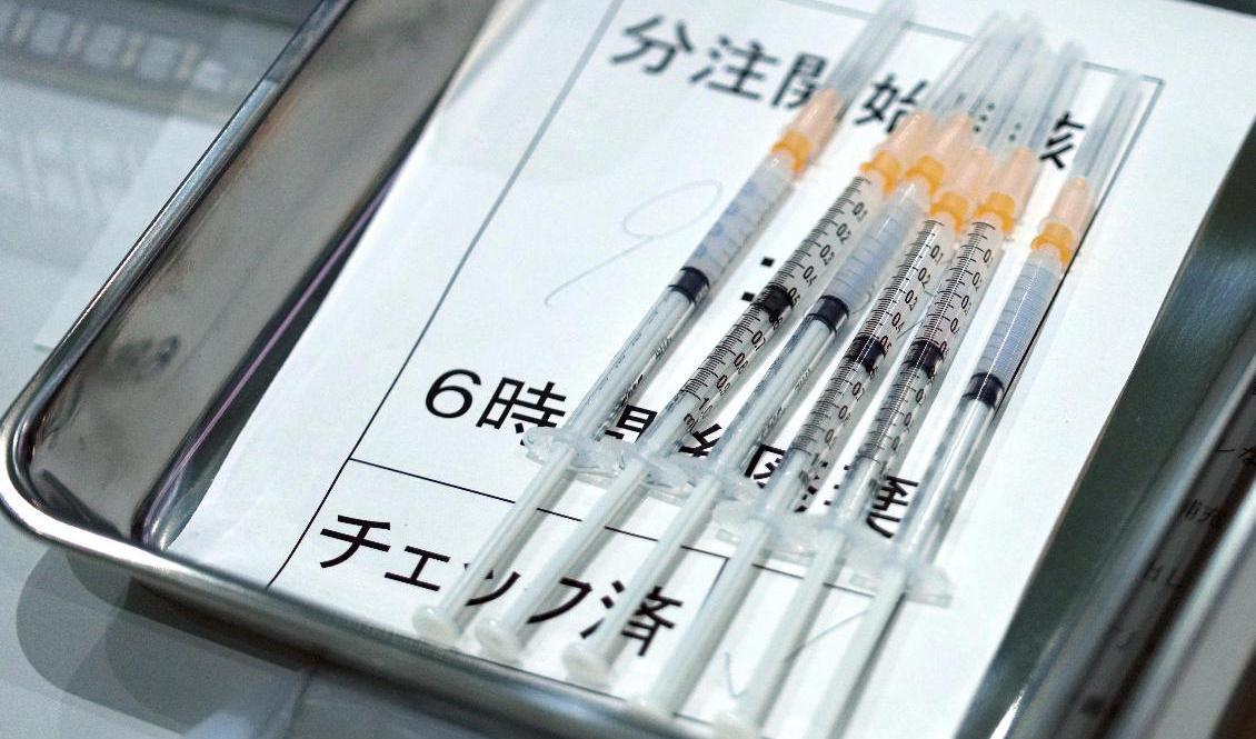Doser av Modernas vaccin i Japan. Bilden är från ett tidigare tillfälle. Foto: Eugene Hoshiko/AP/TT