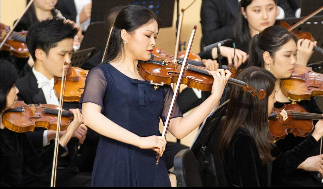 
Freda Wang framför Mendelssohns violinkonsert tillsammans med Shen Yun Symphony Orchestra under ledning av Milen Nachev. Foto: Shen Yun                                            