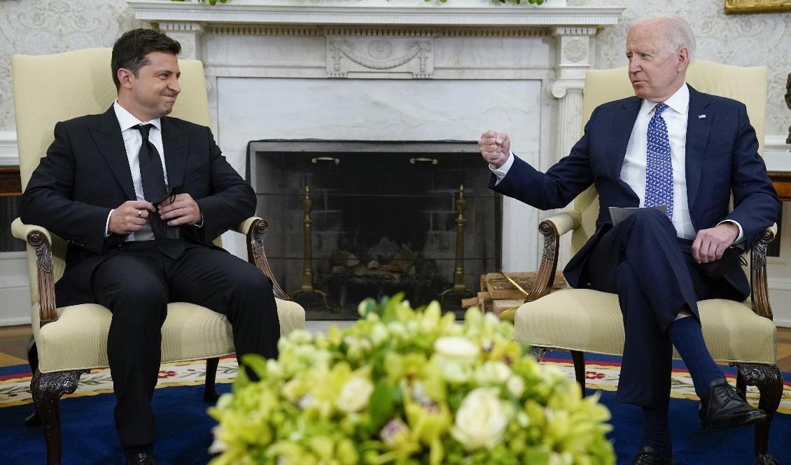 Ukrainas president Volodymyr Zelenskyj och USA:s Joe Biden i Vita huset. Foto: Evan Vucci/AP/TT