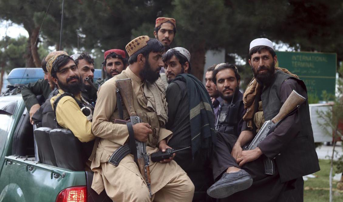 Talibaner i närheten av Kabuls flygplats. Foto: Khwaja Tawfiq Sediqi/AP/TT