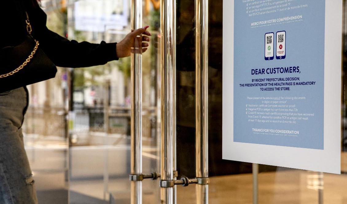Kraven på att kunder ska intyga att de är vaccinerade eller har testat negativt för covid-19 skadar handlarnas ekonomi så pass mycket att franska regeringen överväger att lätta kraven för stora gallerior – förutsatt att smittspridningen fortsätter minska. Arkivbild. Foto: Adrienne Surprenant/AP/TT