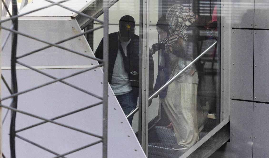 Tre svenska IS-kvinnor och deras sex barn som utvisats från Syrien landade i måndags på Arlanda. Foto: Fredrik Persson/TT
