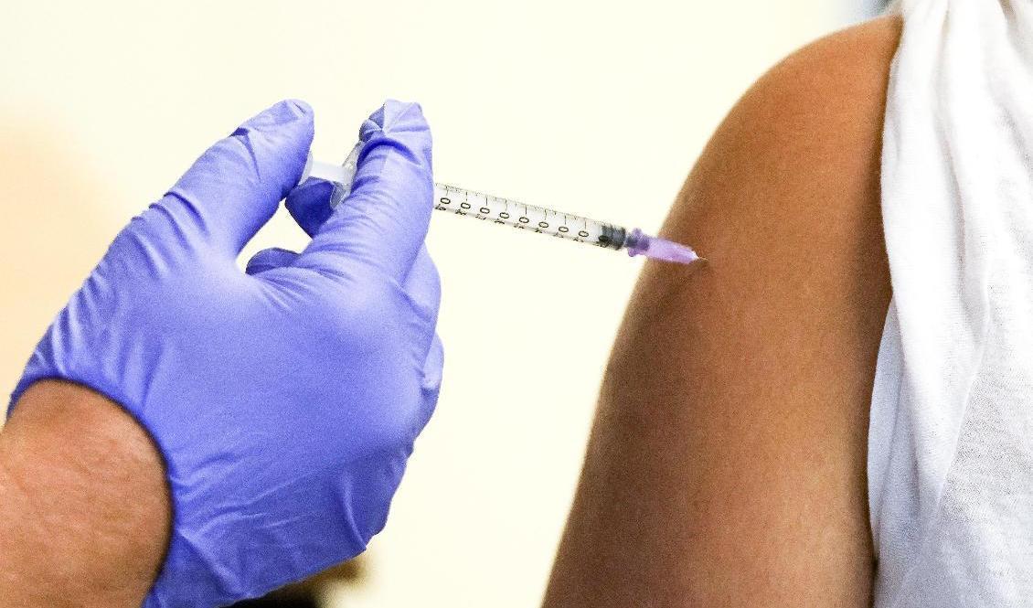 Är det rätt att vaccinera barn mot en sjukdom de väldigt sällan blir sjuka av? Foto: Markus Schreiber/TT
