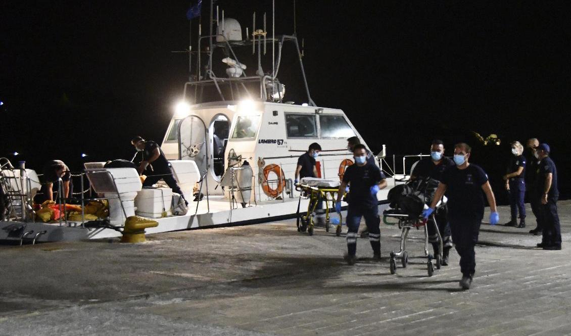 Ett kustbevakningsfartyg lägger till i hamnen i Pythagorio efter flygkraschen. Foto: Michael Svarnias/AP/TT