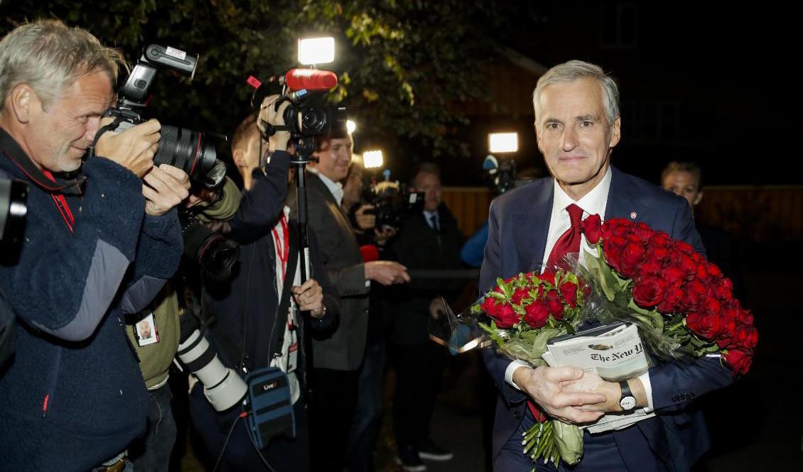 Jonas Gahr Støre på väg hem efter det att hans Arbeiderpartiet blivit största parti i det norska valet. Foto: Javad Parsa/NTB/TT