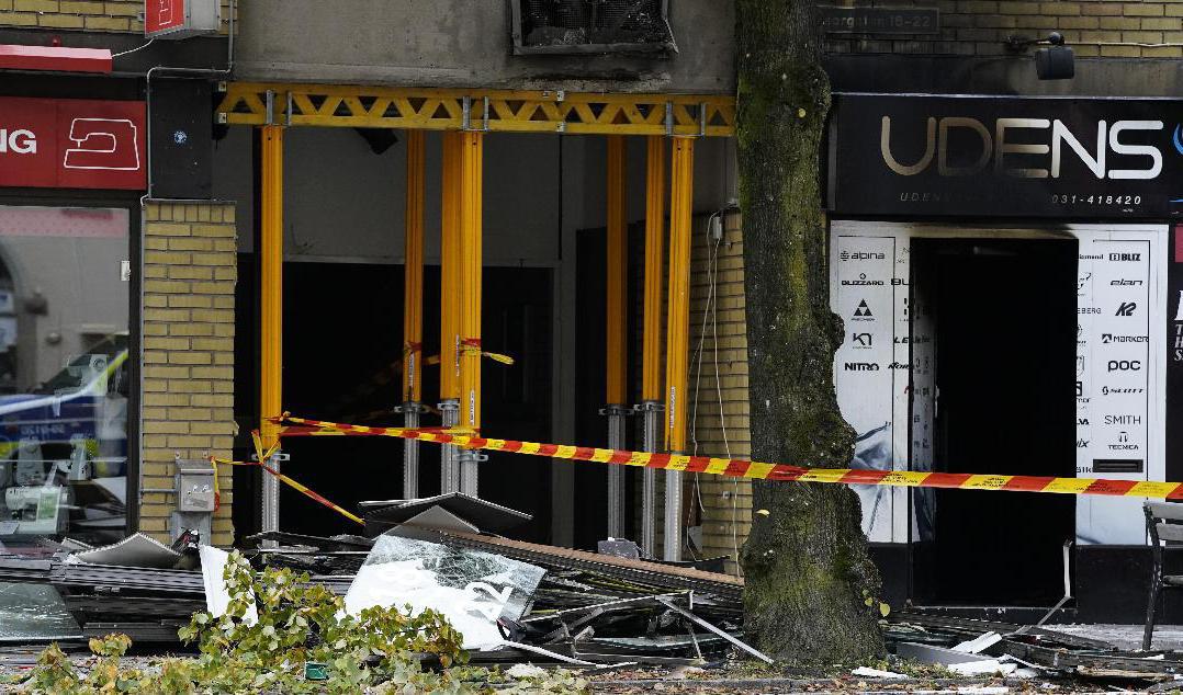 Räddningstjänsten har placerat stöttor och en tvärbalk i en entré i det drabbade huset, för att undvika att delar av fastigheten rasar under räddningsarbetet. Foto: Björn Larsson Rosvall/TT