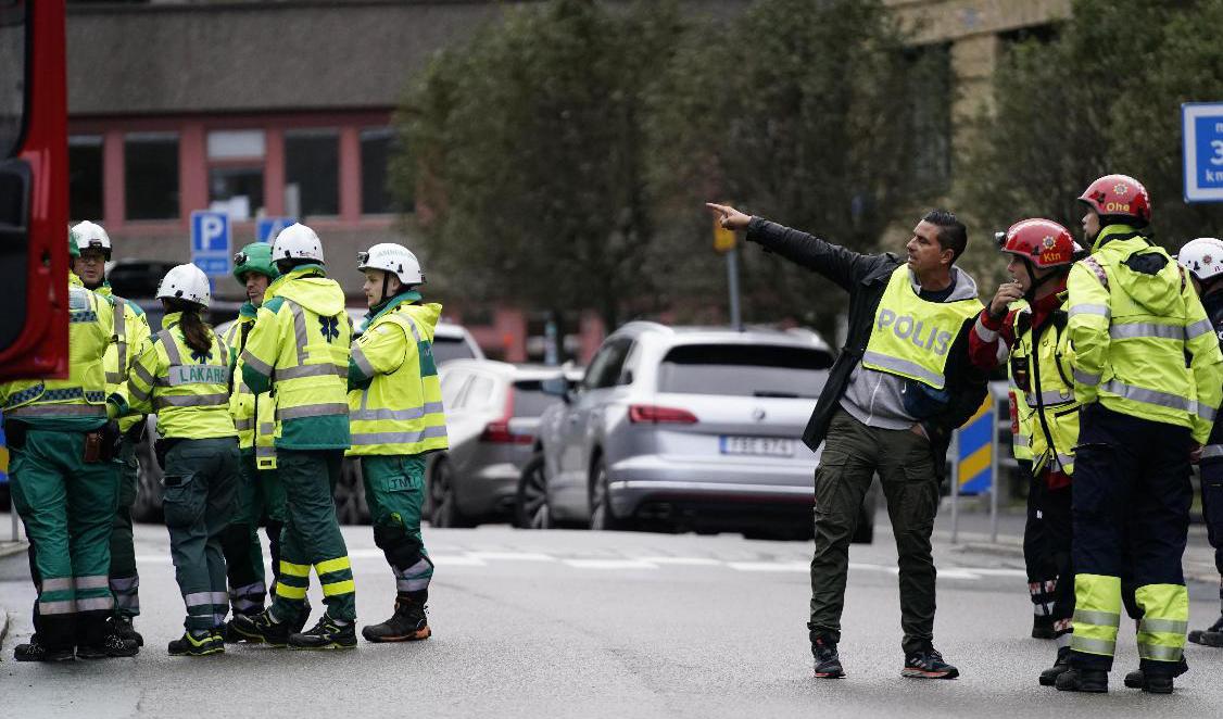 Polisen spärrade av området vid vårdcentralen på Vegagatan i området Olivedal i Göteborg på torsdagseftermiddagen. Foto: Björn Larsson Rosvall/TT