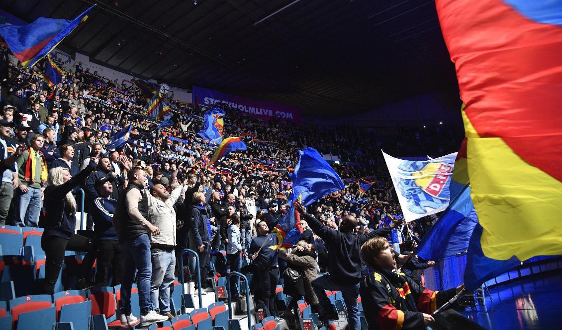 Fullt ös. Stämningen var hög bland Djurgårdens supportrar inför mötet med Leksand när publikrestriktionerna nu är borttagna. Foto: Pontus Lundahl/TT