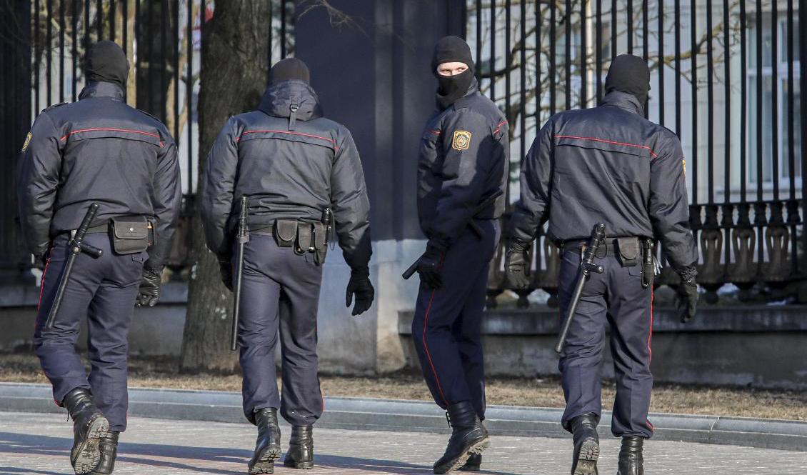 Åtminstone ett hundratal personer har gripits till följd av en dödlig skottlossning i Minsk tidigare i veckan. På bilden syns fyra medlemmar av regimens hårdföra polisstyrka Omon. Arkivbild. Foto: Belapan via AP/TT