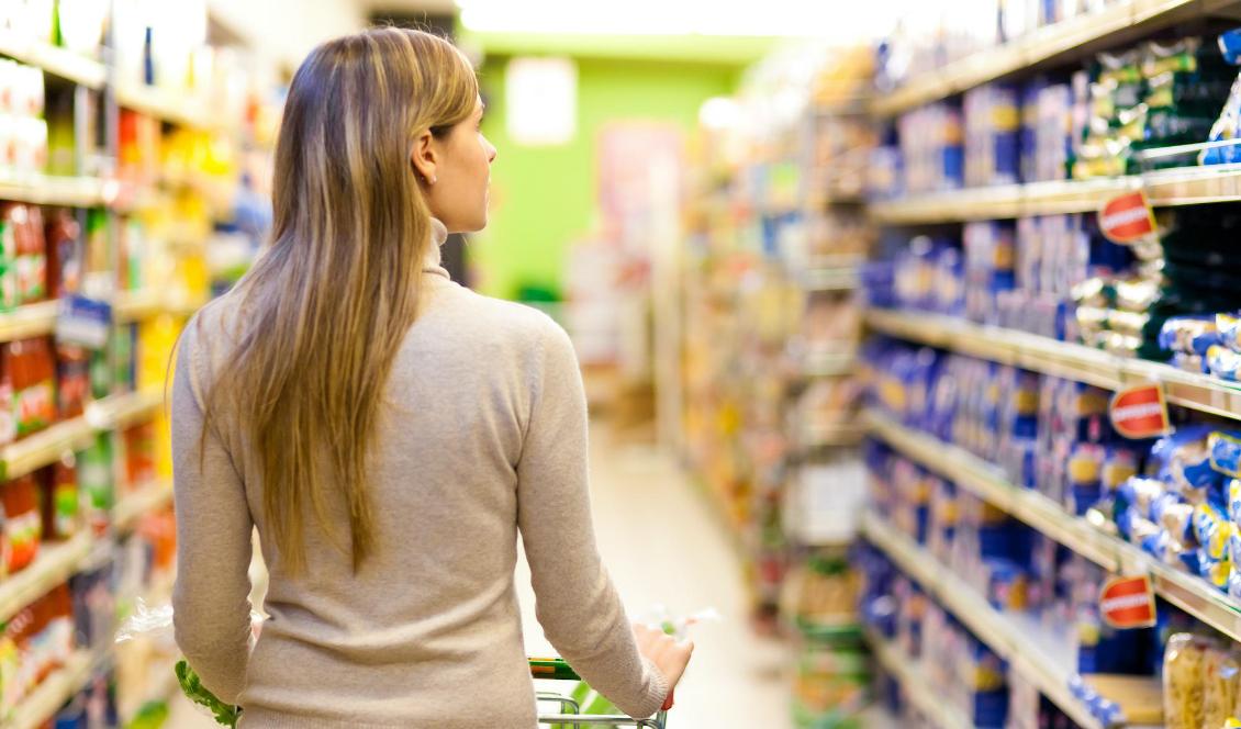 Matpriserna har legat relativt stilla i butikerna trots att producenterna under en längre tid fått betala allt högre priser för råvarorna. Men inom kort får även konsumenterna vara förberedda på att matkassen blir dyrare. Foto: Minerva Studio/Shutterstock