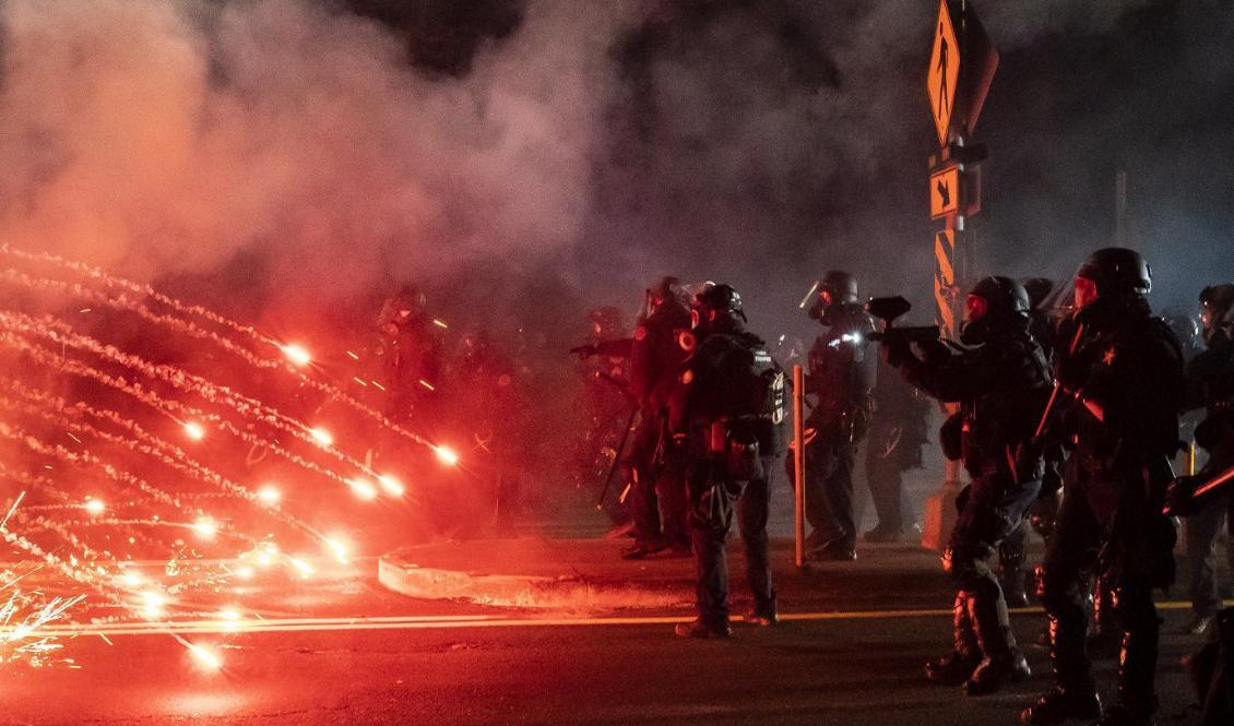 
Portlandpolisen och federala styrkor beskjuts med fyrverkerier vid en demonstration den 5 september 2020 i Portland. Foto: Nathan Howard/Getty Images                                            