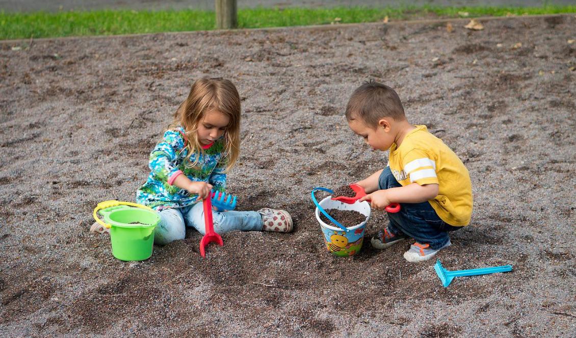 Samhället måste tidigt fånga signaler och samarbeta för att undvika att barnfamiljer blir hemlösa, menar Kronofogden. Barnen på bilden har inget samband med artikeln. Foto: Arek Socha/Pixabay