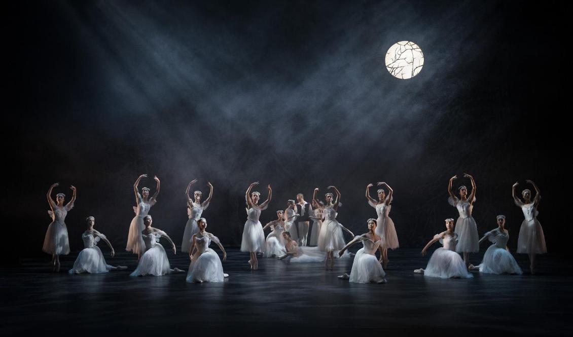 Kungliga Baletten - gala. Scen ur Les Sylphides. Foto: Kungliga Operan/Markus Gårder