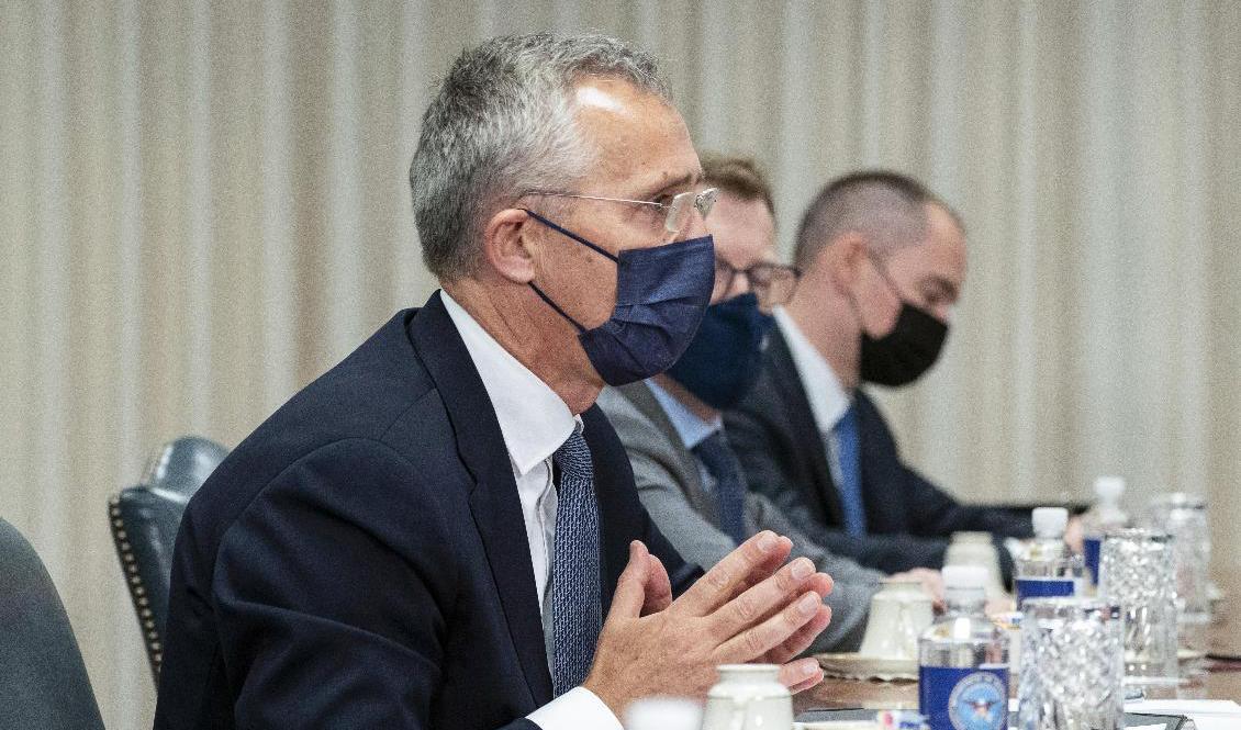 Jens Stoltenberg, här under mötet med försvarsminister Lloyd Austin i försvarshögkvarteret Pentagon, tidigare under måndagen. Foto: Alex Brandon/AP/TT