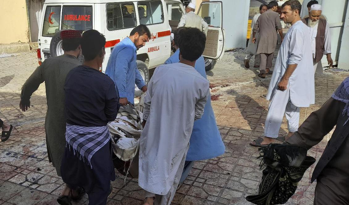 Många har dött efter en explosion vid en moské i afghanska staden Kunduz. Foto: Abdullah Sahil/AP/TT