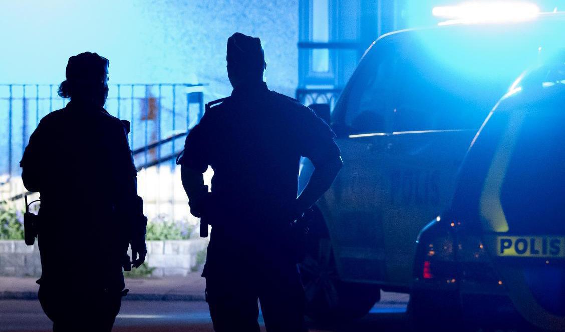 Polisens på plats vid en flerfamiljsfastighet där en detonation skedde i maj i år. Arkivbild. Foto: Johan Nilsson/TT