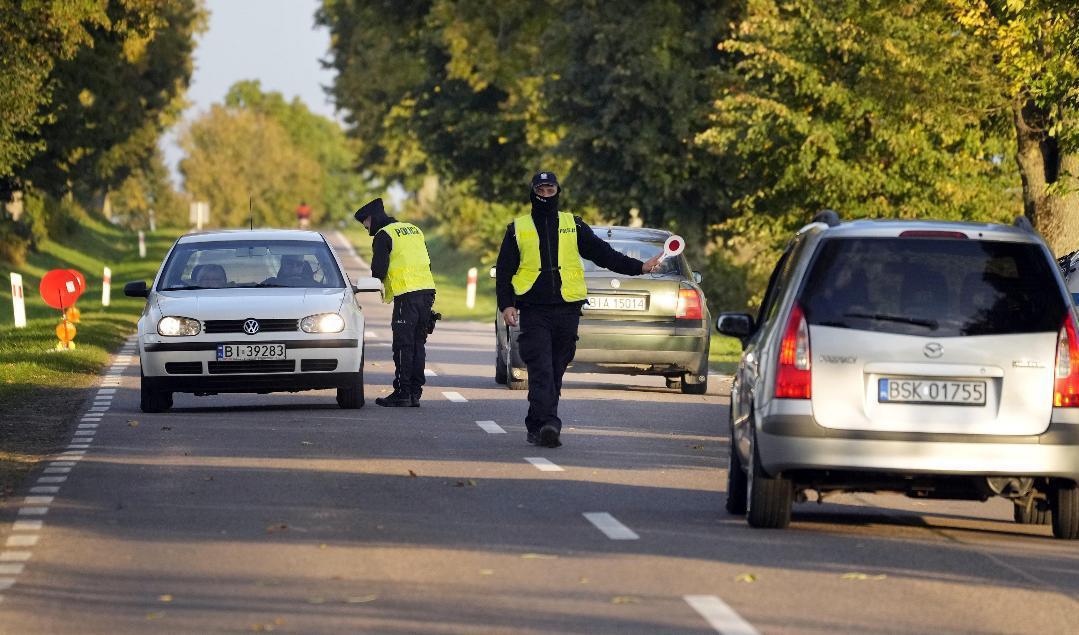 

Polsk polis stoppar bilar vid gränsen mot Belarus. Arkivbild. Foto: Czarek Sokolowski/AP/TT                                                                                        